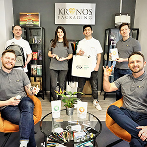 KRONOS Circle TeamMitarbeiter mit verschiedenen Produkten in den Händen
