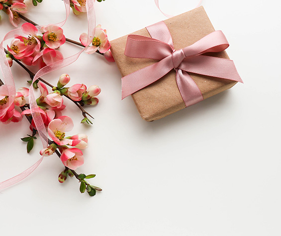 Leistungen Beispiel Kosmetik Schritt 3 verkaufsfertig verpacktes Produkt in Geschenkform mit Blumendekoration
