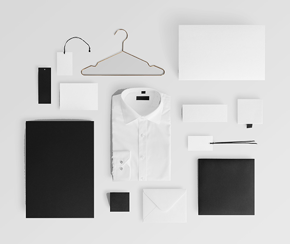 Leistungen Beispiel Produkte aus Baumwolle Schritt 3 Wahl der Verpackung - zusammengelegtes weißes Hemd mit verschiedenen Verpackungen in schwarz und weiß