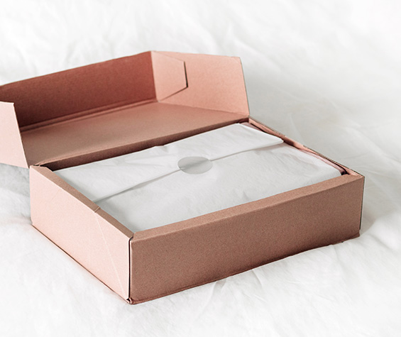 Leistungen Beispiel Produkte aus Baumwolle Schritt 4 verkaufsfertige Verpackung - Verpackung mit bereits darin platziertem Produkt kurz vor dem Verschließen